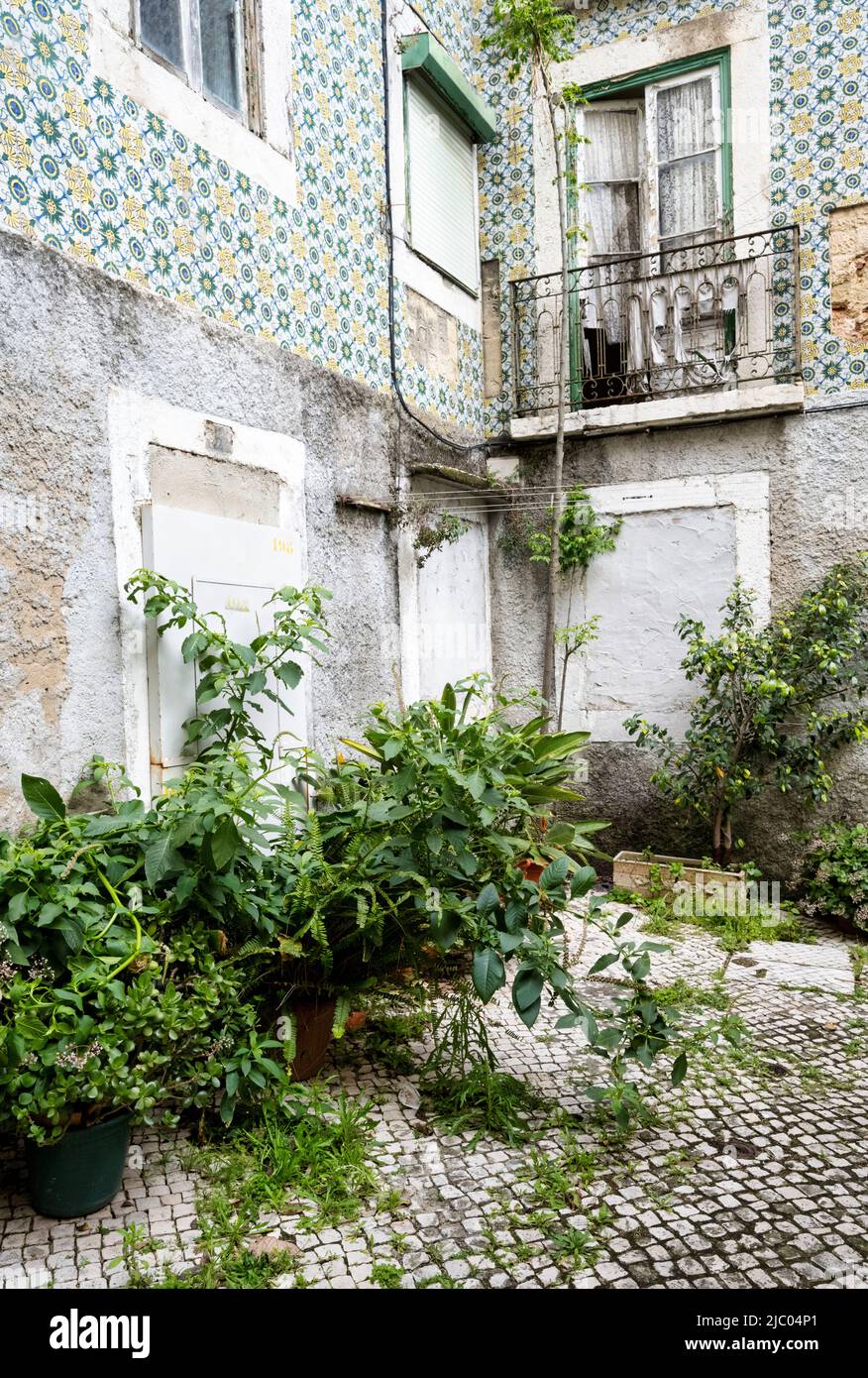 Vecchie case circondavano un cortile acciottolato nel centro di Lisbona, capitale del Portogallo Foto Stock