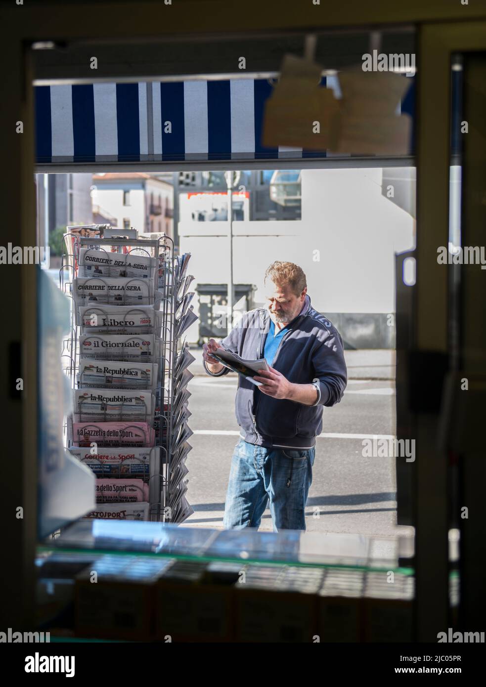 Kiosk e Man che leggono un giornale in Svizzera. Foto Stock