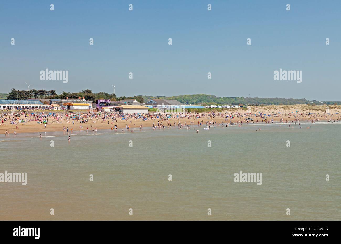 Spiaggia affollata Bank Holiday, Sandy Bay, Porthcawl, Bridgend, Galles del Sud, REGNO UNITO Foto Stock