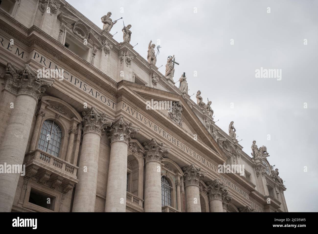 La porta d'ingresso alla Basilica di San Pietro - Città del Vaticano a Roma, Italia. Foto Stock