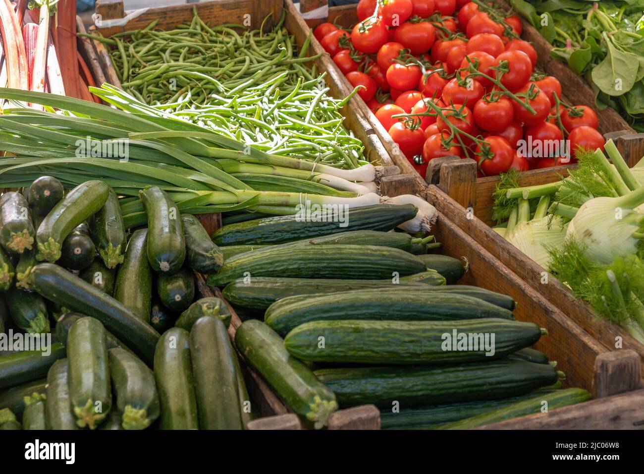 Ortaggi freschi in vendita in un negozio all'aperto nei Paesi Bassi. Pomodori, cetrioli, zucchine e cipolle fresche, vista ravvicinata. Foto Stock Ortaggi freschi in vendita in un negozio all'aperto nei Paesi Bassi. Pomodori, cetrioli, zucchine e cipolle fresche, vista ravvicinata. Foto Stock