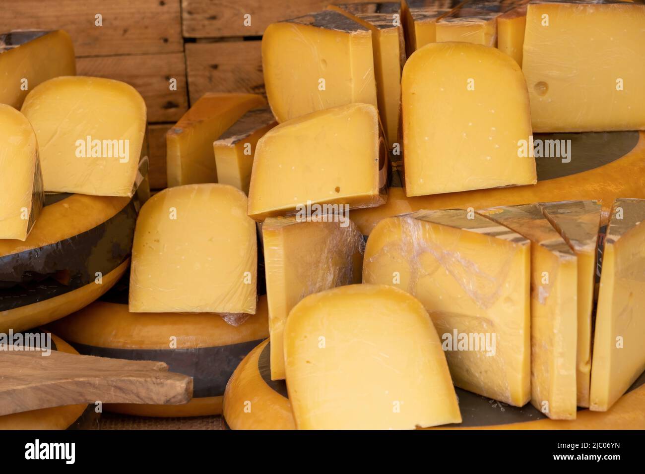 Negozio di formaggi olandesi. Edam, Gouda ruote rotonde intere e pezzi tagliati in vendita su una bancarella all'aperto nei Paesi Bassi, vista ravvicinata Foto Stock