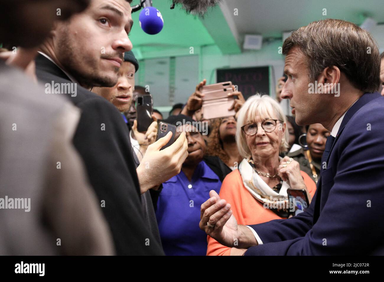 Clichy-sous-Bois, Francia, 08/06/2022, 2022. Il presidente francese Emmanuel Macron va a un DOJO di solidarietà a Clichy-sous-Bois per un viaggio dedicato al luogo dello sport e della pratica sportiva, 8 giugno 2022 Foto di Stephane Lemouton/Pool/ABACAPRESS.COM Foto Stock