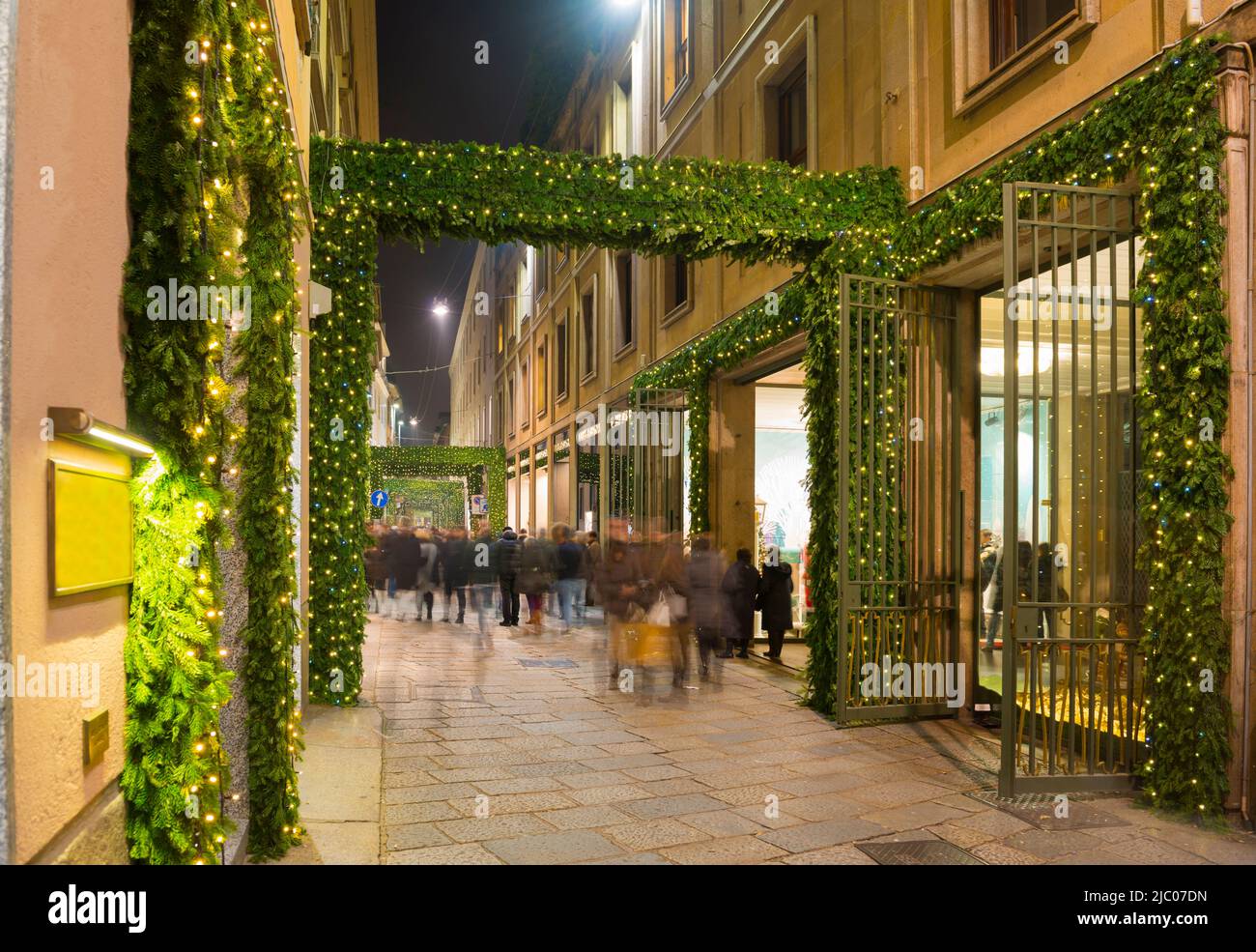 Famosa via dello Shopping di Lusso Via della Spiga con decorazione natalizia a Milano, Lombardia in Italia. Foto Stock