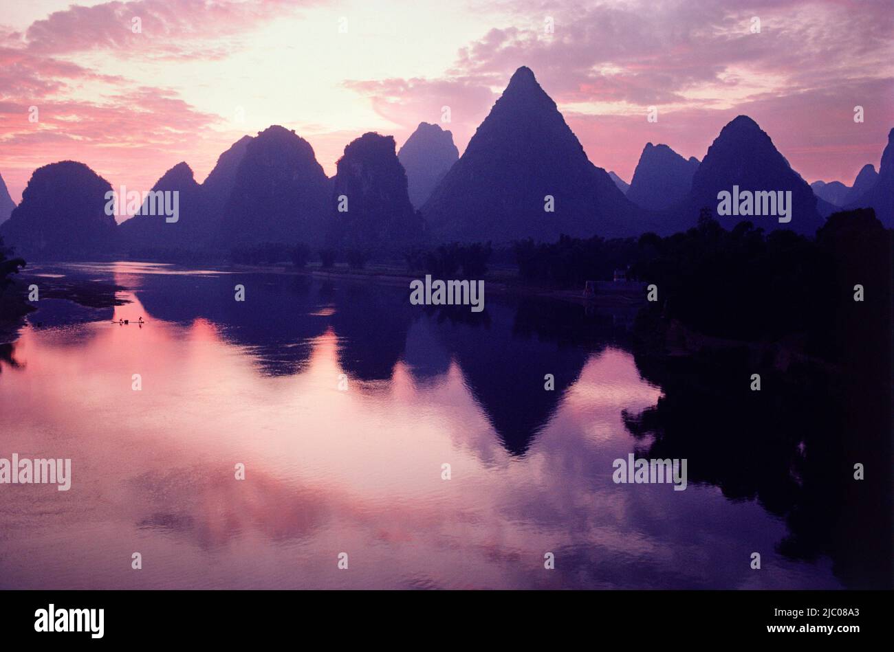 Riflessioni di montagne in acqua, Yangshuo, provincia di Guangxi, Cina Foto Stock