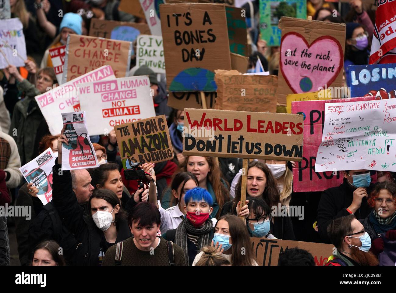 Presentare una foto datata 05/11/21 dei dimostranti durante il venerdì per la futura marcia scozzese attraverso Glasgow, in quanto la maggior parte dei genitori ritiene che i bambini dovrebbero essere istruiti sui cambiamenti climatici a scuola, ma gli insegnanti e gli allievi dicono che la questione non è trattata abbastanza nelle scuole con gli studenti che ricorrono a trovare le loro informazioni sui social media. Foto Stock