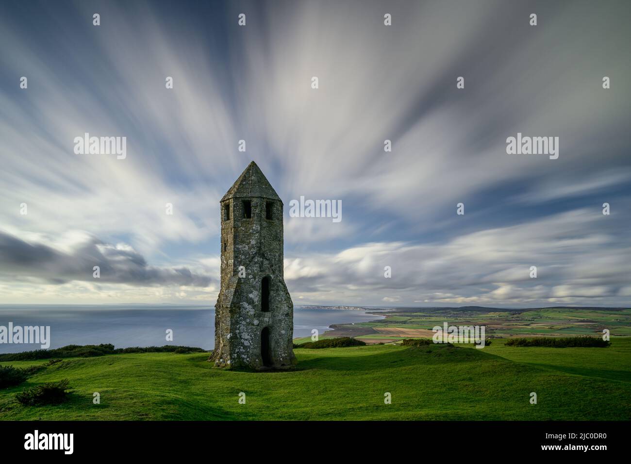 Nuvole in streaming sul Pepperpot a St.Catherines Down, Chale, Isola di Wight, Regno Unito Foto Stock