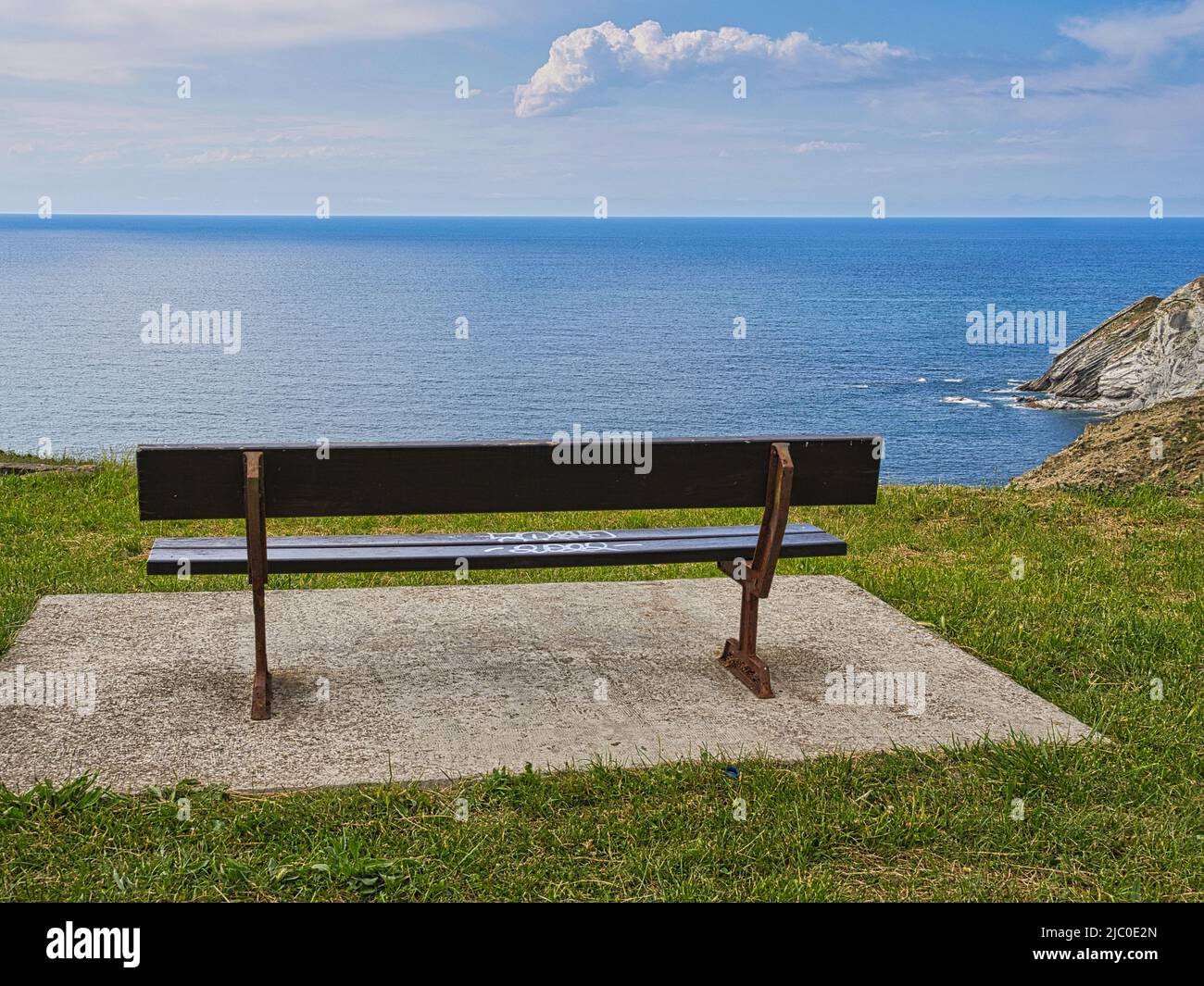 Una panca vuota sulla scogliera Foto Stock