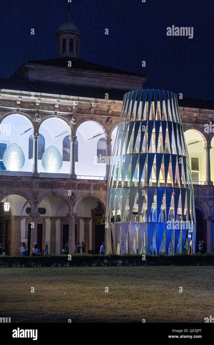 Milano, Italia - giugno 8 2022 - settimana del design Fuorisalone all'Università - Stazione siderale di Michele De Lucchi con idromassaggio Foto Stock