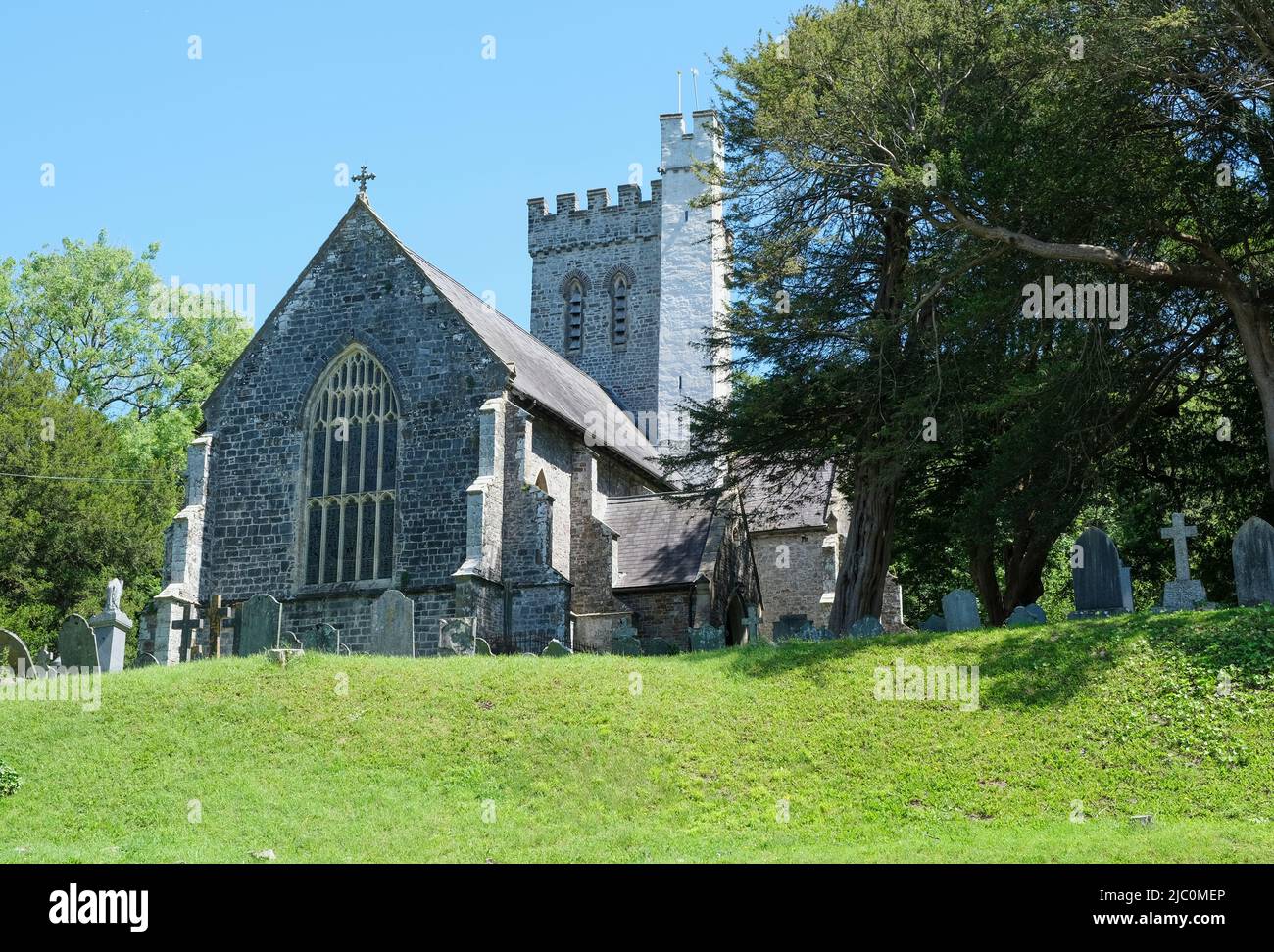 Chiesa di San Martino, Laugharne, Dyfed, Galles, luogo del poeta e scrittore Dylan Thomas tomba Foto Stock