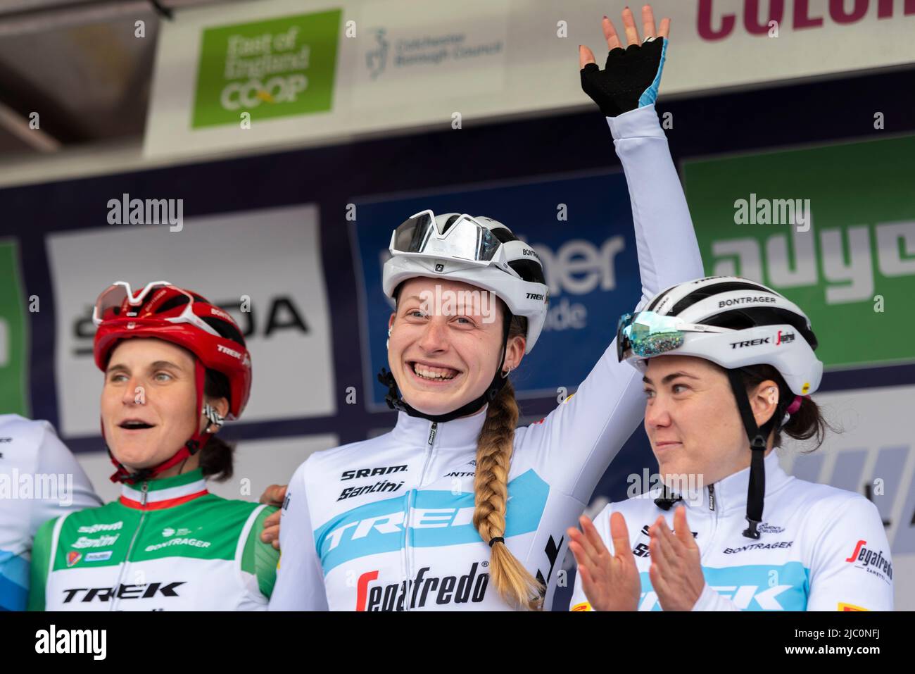 I ciclisti del team Trek Segafredo al Colchester Sports Park si iscrivono prima di gareggiare nella gara ciclistica UCI Women’s Tour. Elynor Bäckstedt Foto Stock