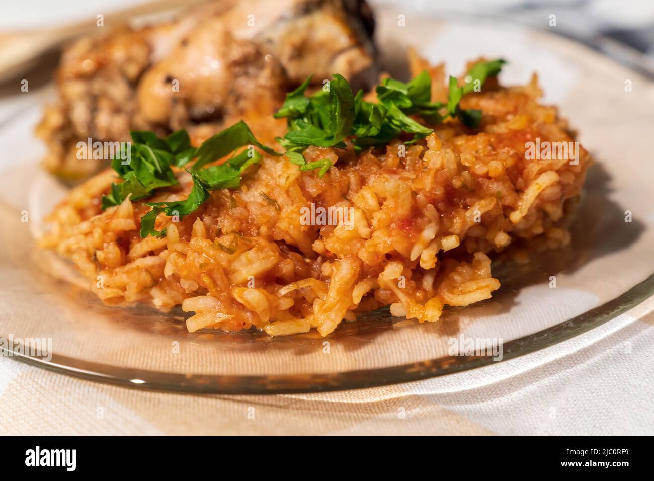 Cibo nigeriano: Jollof riso con pollo fritto in primo piano su un piatto Foto Stock