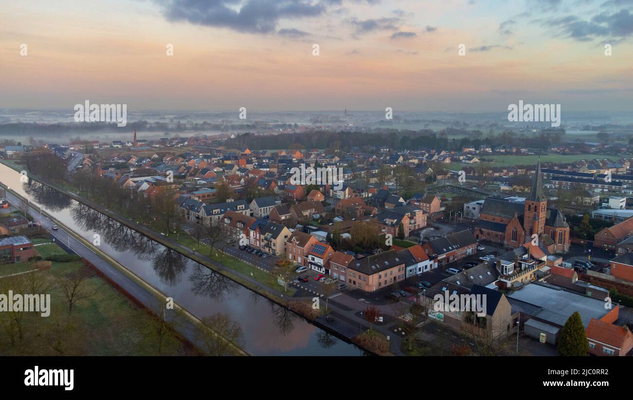 Rijkevorsel, Belgio, 14th aprile 2022, piccolo villaggio di Sint Jozef, sul canale Dessel Schoten foto aerea a Rijkevorsel, kempen, Belgio, che mostra il corso d'acqua nel verde naturale paesaggio agricolo. Foto di alta qualità. Foto di alta qualità Foto Stock