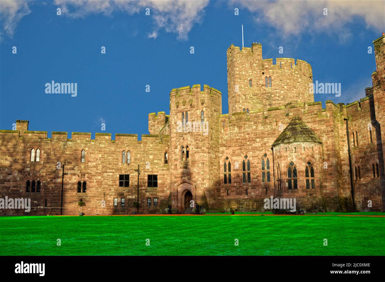 Il castello di Peckforton è una casa di campagna vittoriana costruita in stile medievale Foto Stock