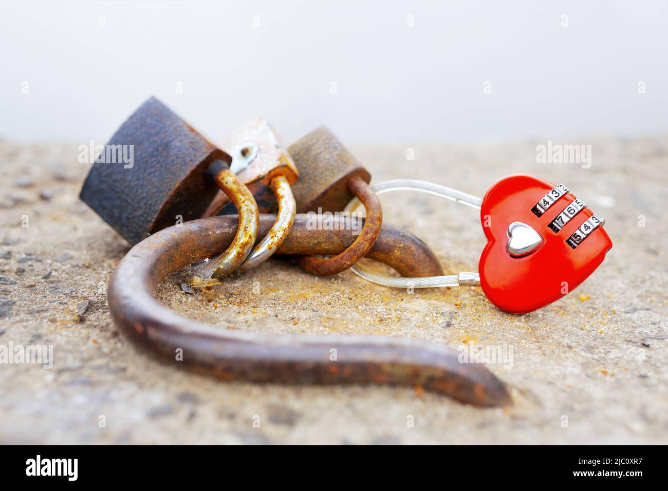 Serratura a combinazione rossa a forma di cuore per esterni. Amore e amicizia eterni simbolo. Foto Stock