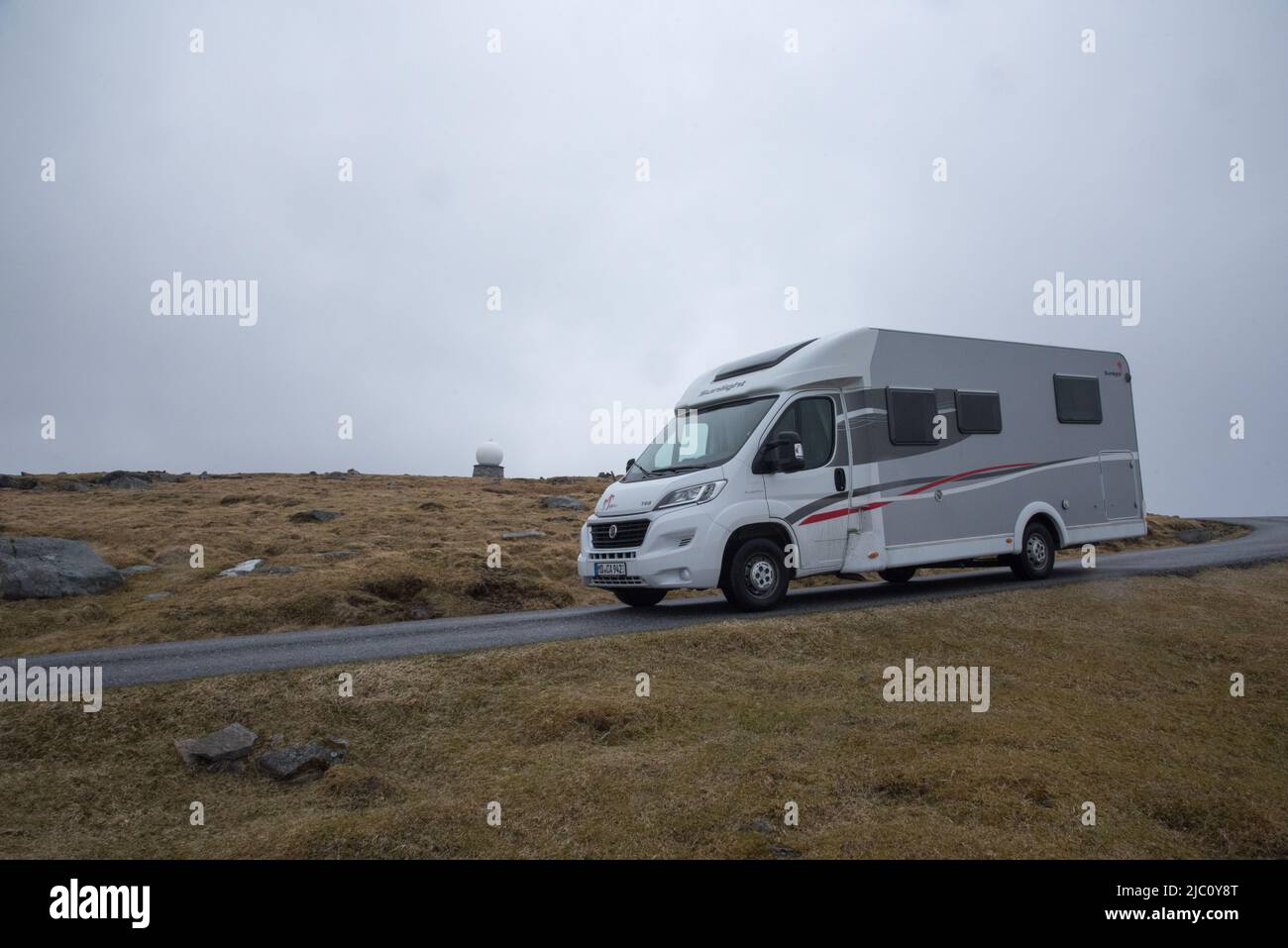 Campervan a Kjerringa o Vestkapp, che è una scogliera alta 497 metri che torreggia il Mare Norvegese nella parte occidentale della Norvegia. Foto Stock