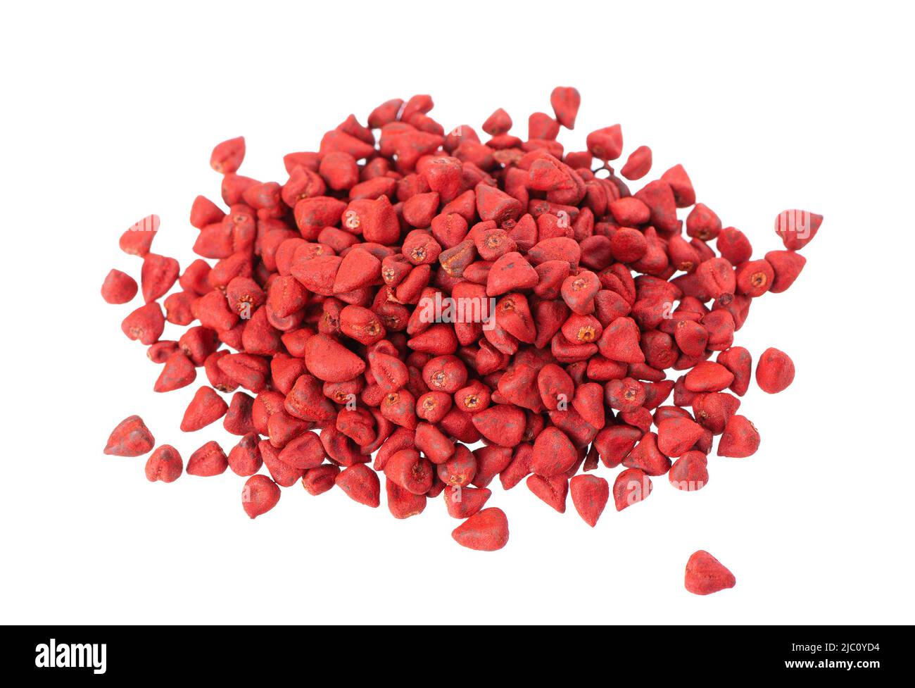 Semi di annatto, isolati su sfondo bianco. Semi di Achiote, bixa orellana. Colorante naturale per la cottura e il cibo. Primo piano. Vista dall'alto Foto Stock