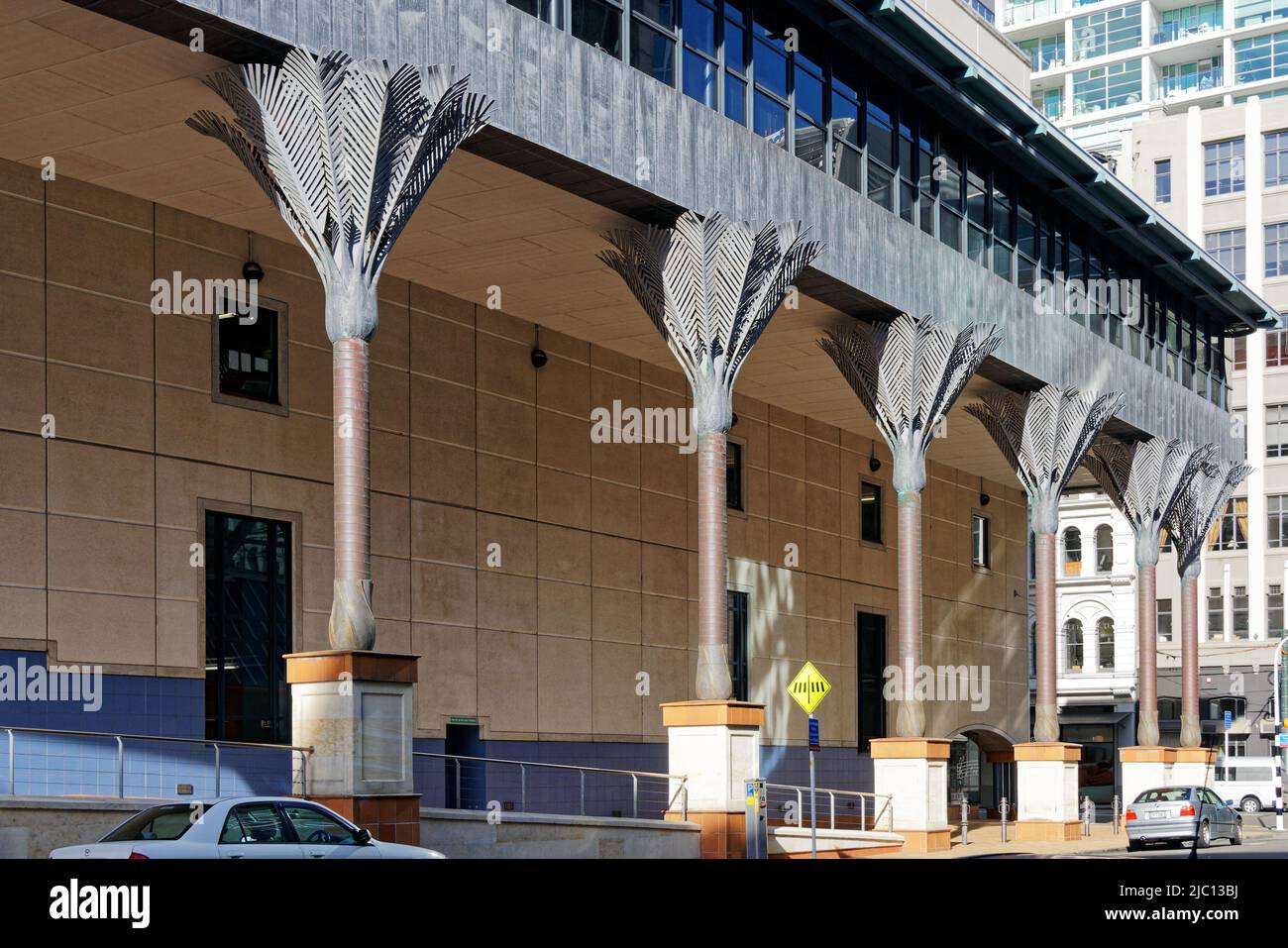 Wellington, Aotearoa / Nuova Zelanda – 5 dicembre 2015: Colonne di palme Nikau alla Wellington City Library realizzate dall'artista Ian Athfield. Foto Stock