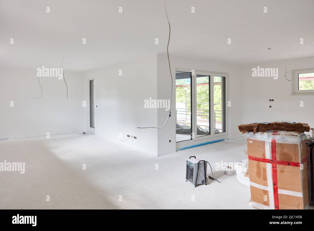 Soggiorno con cucina dopo i lavori di pittura durante i lavori di ristrutturazione o di nuovo edificio Foto Stock