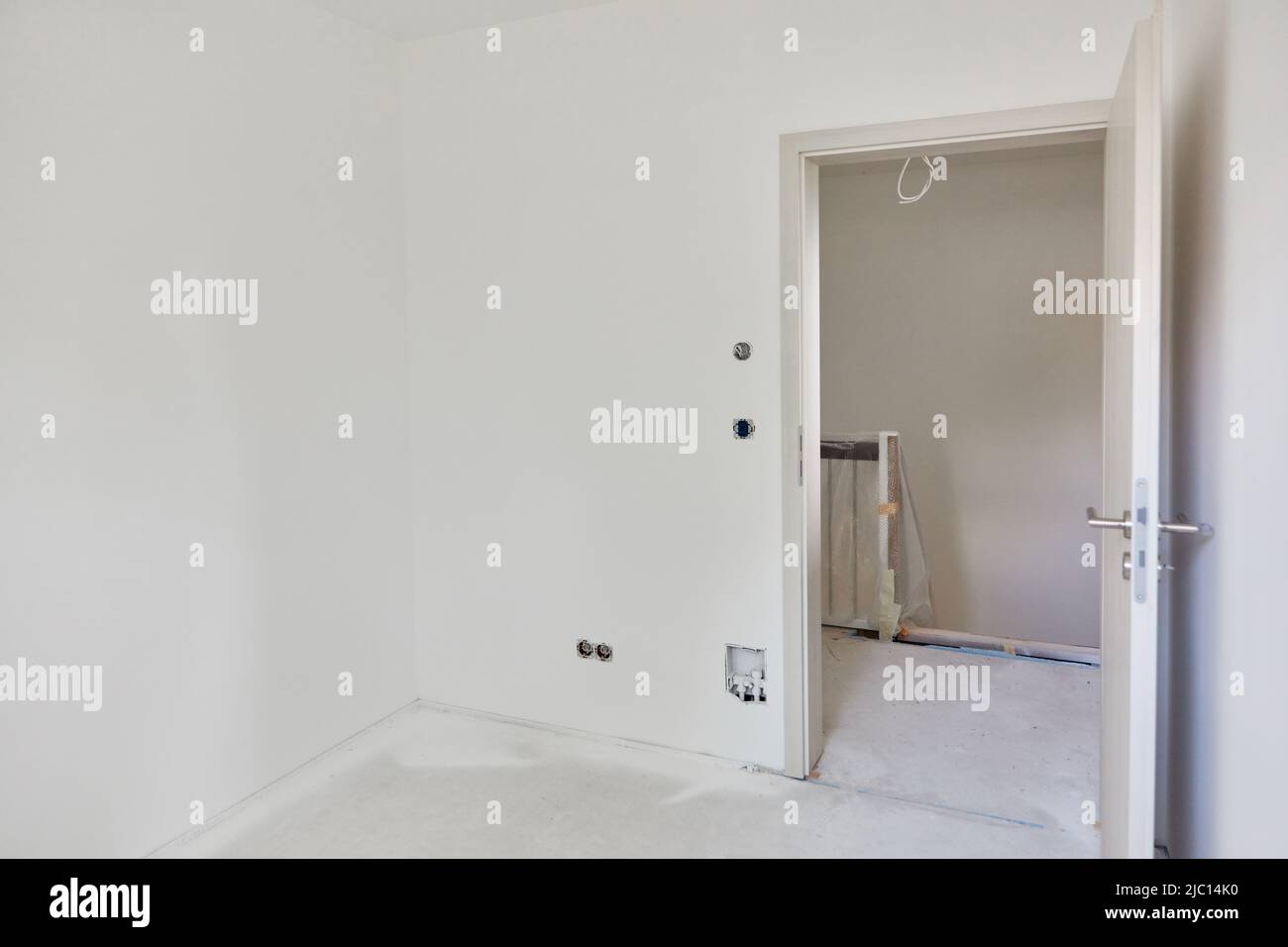 Stanza bianca vuota in casa nuova dopo decorazione interna pittura lavoro Foto Stock