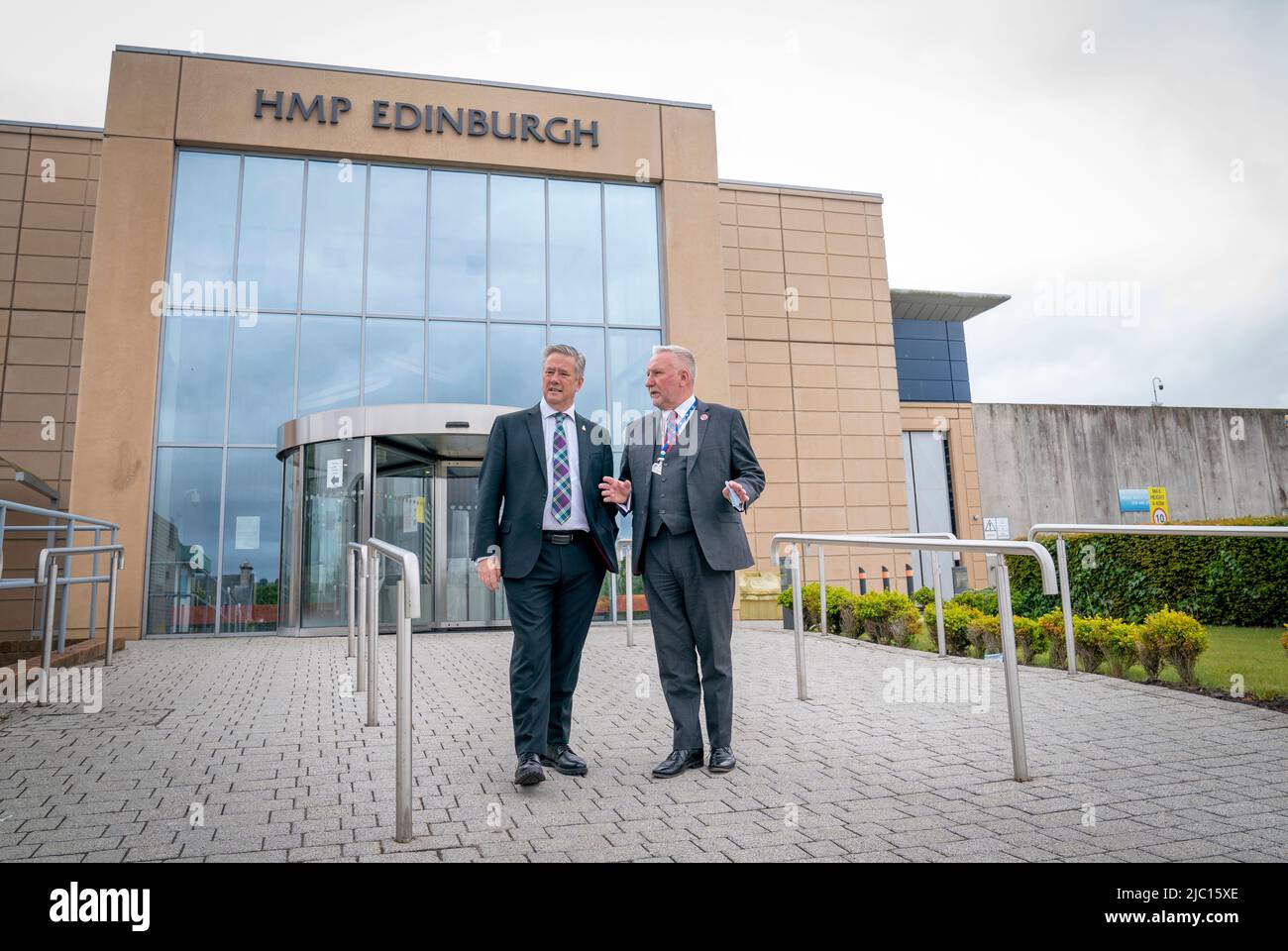 Il Segretario di Giustizia Keith Brown (a sinistra) con il Governatore David Abernethy (a destra) durante una visita alla prigione di Edimburgo mentre il governo scozzese pubblica il Bail and Release from Custody (Scozia) Bill. Data foto: Giovedì 9 giugno 2022. Foto Stock