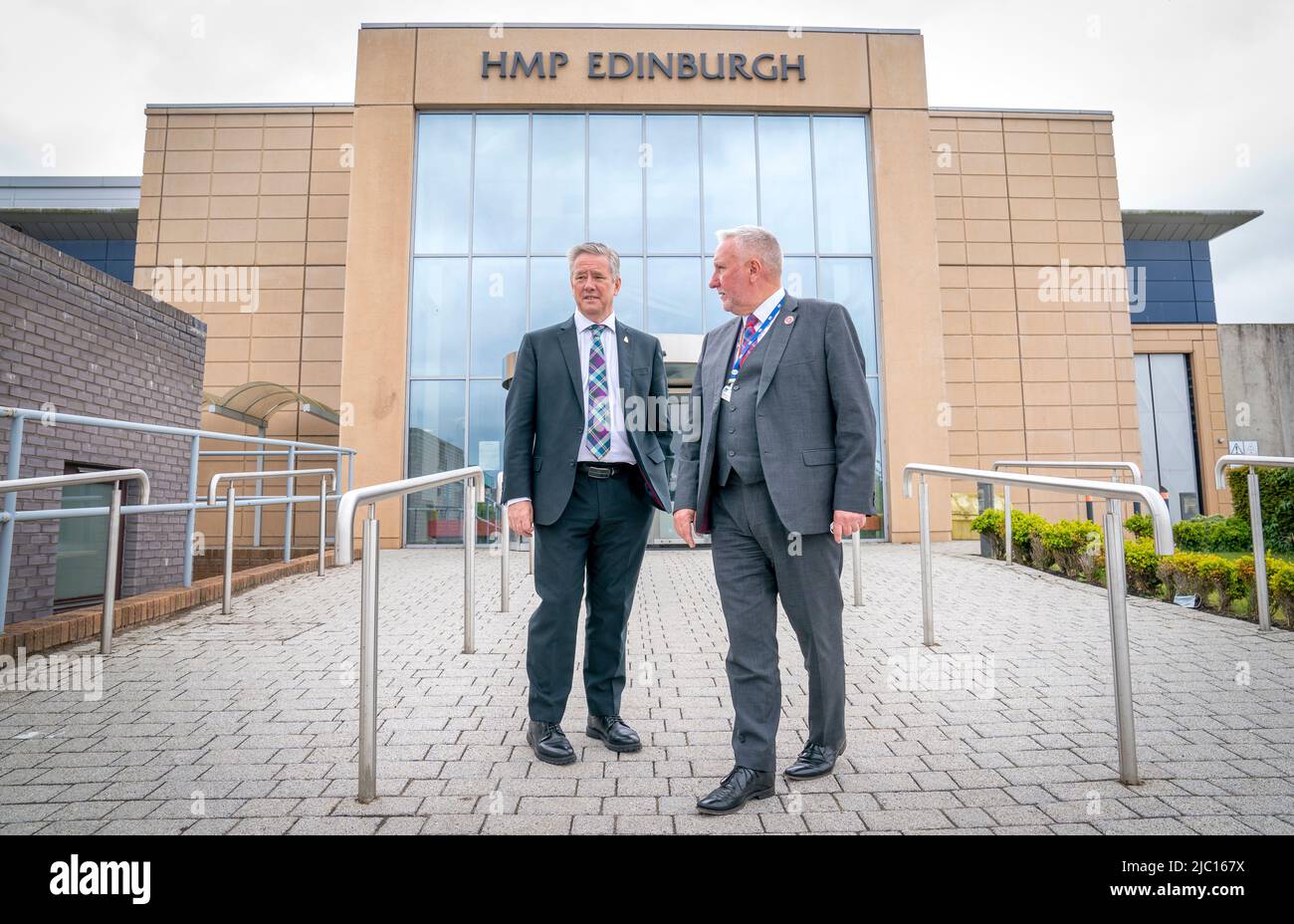 Il Segretario di Giustizia Keith Brown (a sinistra) con il Governatore David Abernethy (a destra) durante una visita alla prigione di Edimburgo mentre il governo scozzese pubblica il Bail and Release from Custody (Scozia) Bill. Data foto: Giovedì 9 giugno 2022. Foto Stock