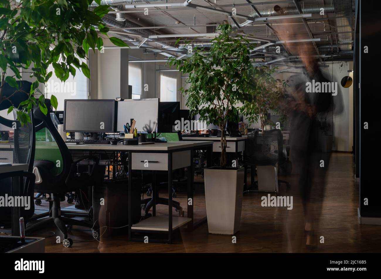 Figura femminile sfocata in movimento in ufficio. Foto Stock