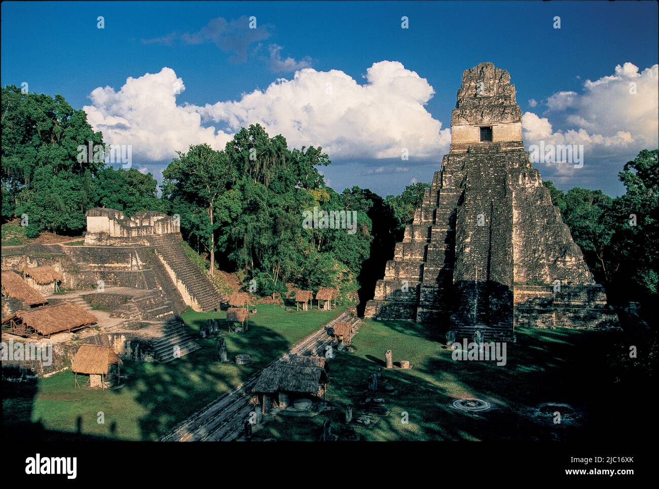 Central Plaza o Great Plaza & the Temple of the Gran Jaguar o Temple 1, Tikal National Park, Guatemala, America Centrale. © Kraig Lieb Foto Stock