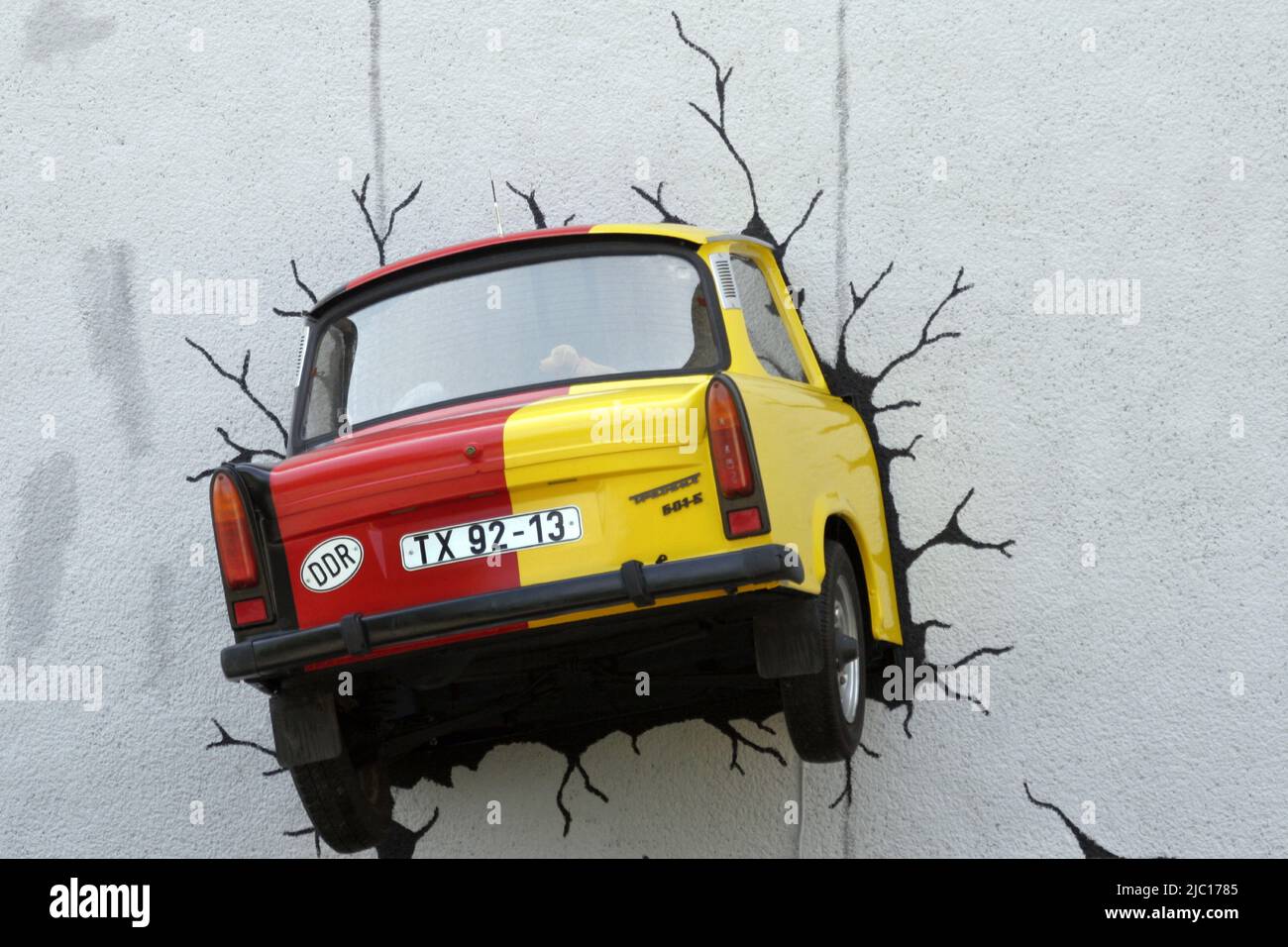 Rosso nero oro Trabbi tedesco stucking in casa wall, Germania Foto Stock