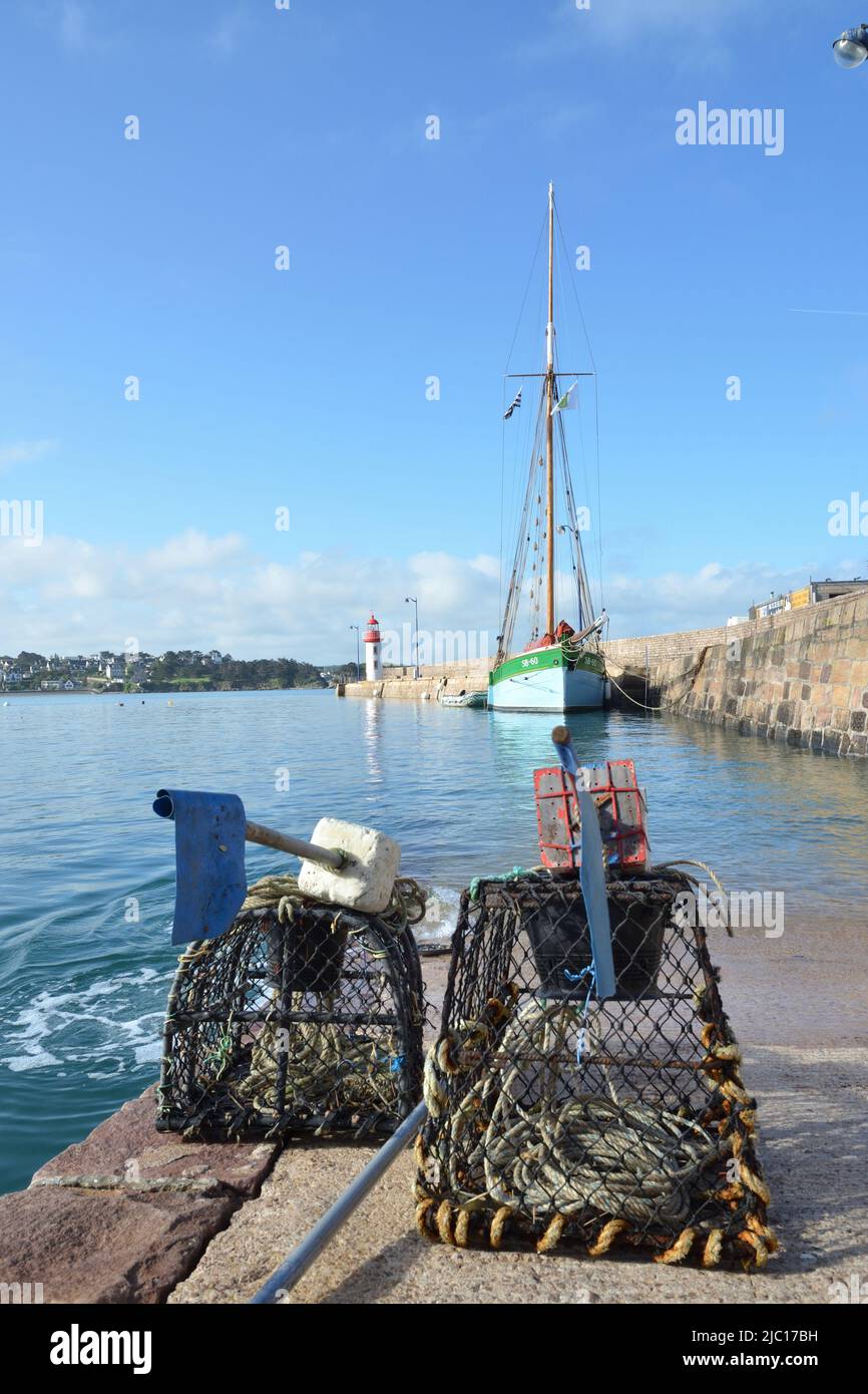 Trappole di aragosta nel porto di Erquy, Francia, Bretagna, Erquy Foto Stock