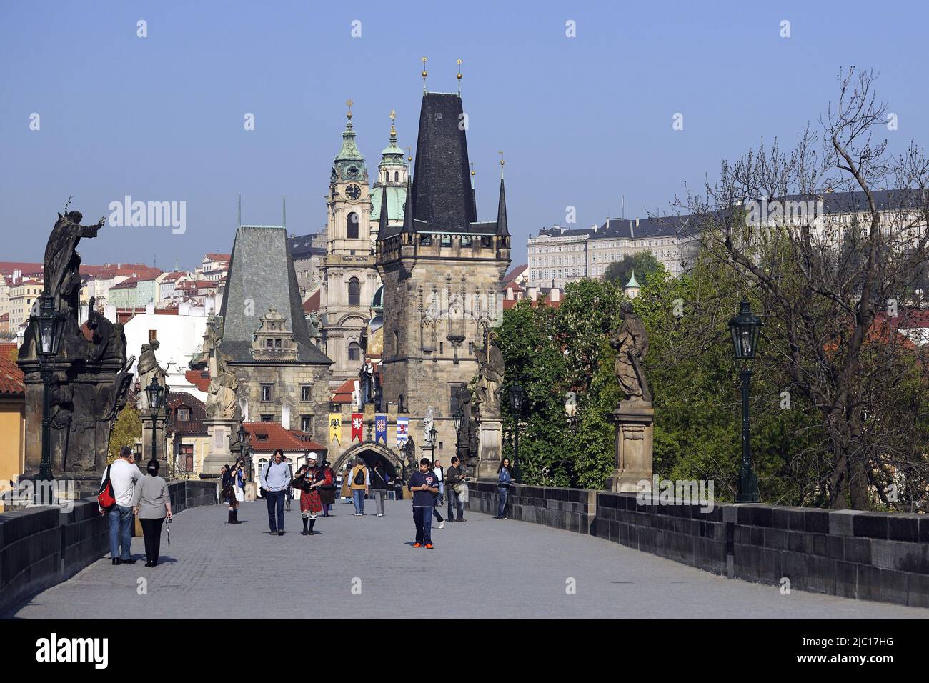 I turisti sul Ponte Carlo, vista alla Torre Neustaedt, Kleinseite, Repubblica Ceca, Praga Foto Stock