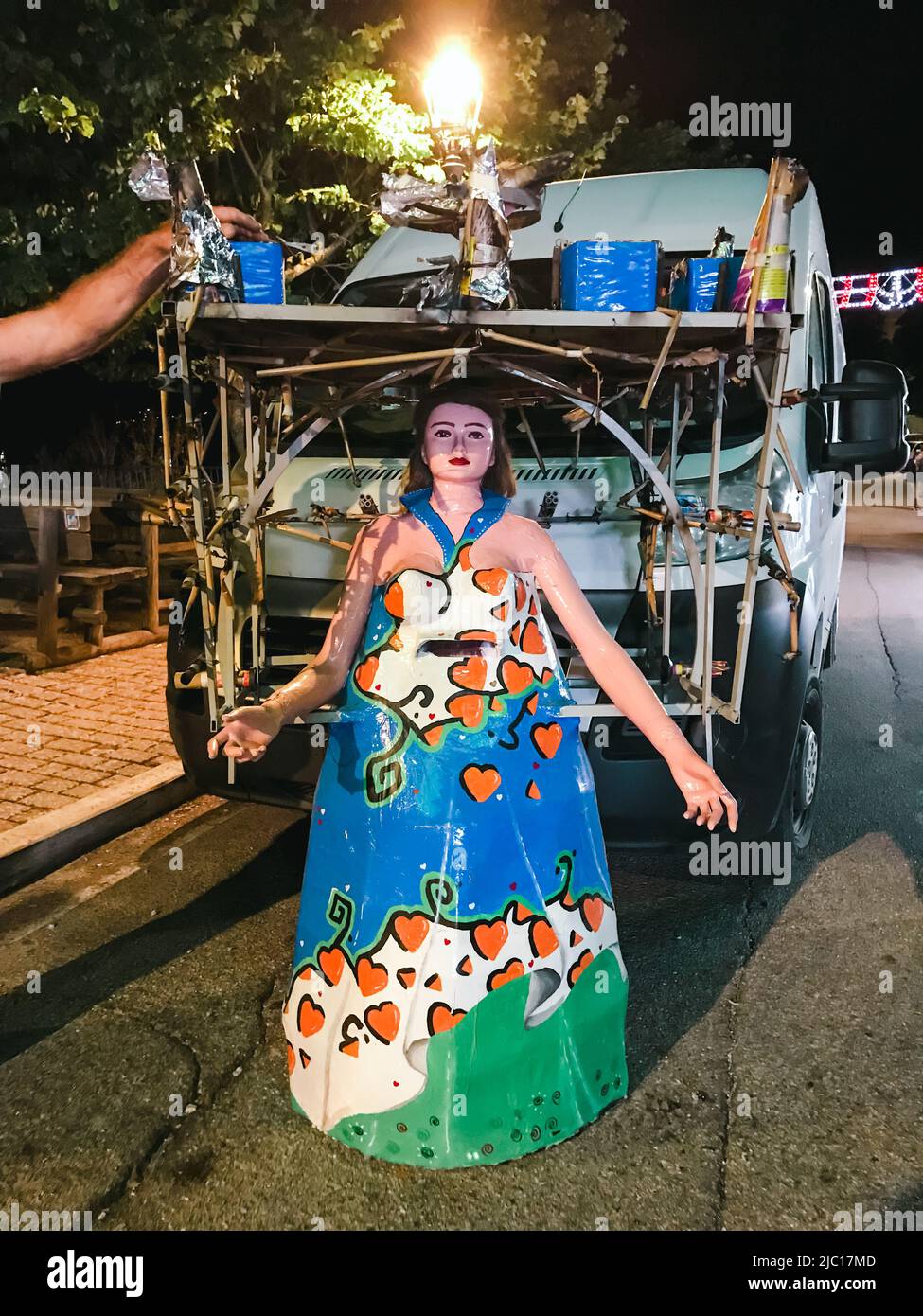 Una Pupa abruzzese in papier-mâché pronta per l'esposizione dei fuochi d'artificio. Tradizioni popolari abruzzesi. Foto Stock