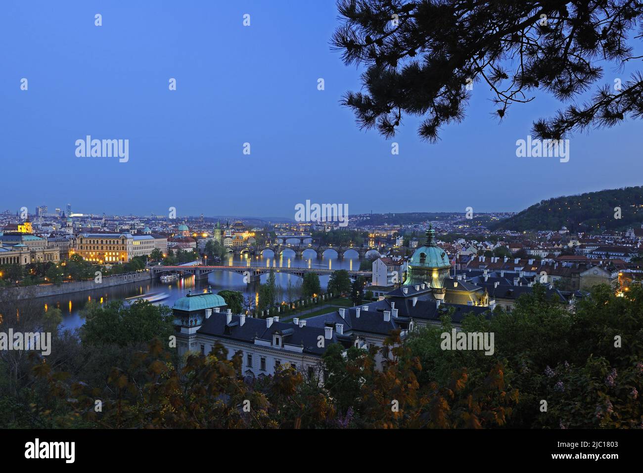 Vista sul Ponte Carlo, foto notturna, Repubblica Ceca, Praga Foto Stock