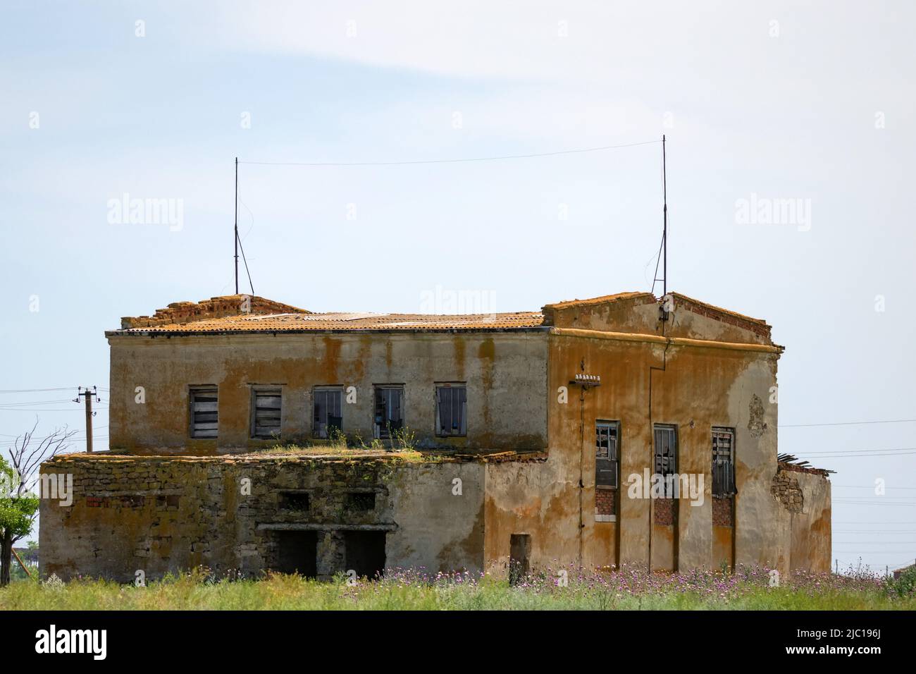 Rural vecchia casa abbandonata molti anni fa Foto Stock