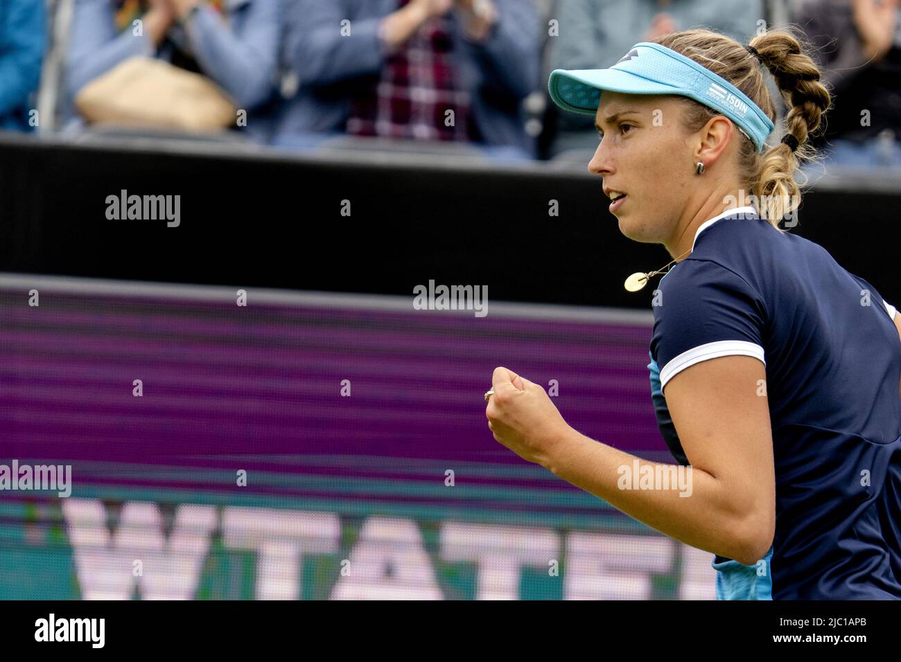 2022-06-09 11:36:25 ROSMALEN - stella di tennis Elise Mertens (Belgio) in azione al torneo internazionale di tennis Libema Open. Il torneo di tennis olandese combinato per uomini e donne si terrà sui campi in erba di Autotron per dodici giorni. ANP LEVIGATRICE KONING paesi bassi fuori - belgio fuori Foto Stock