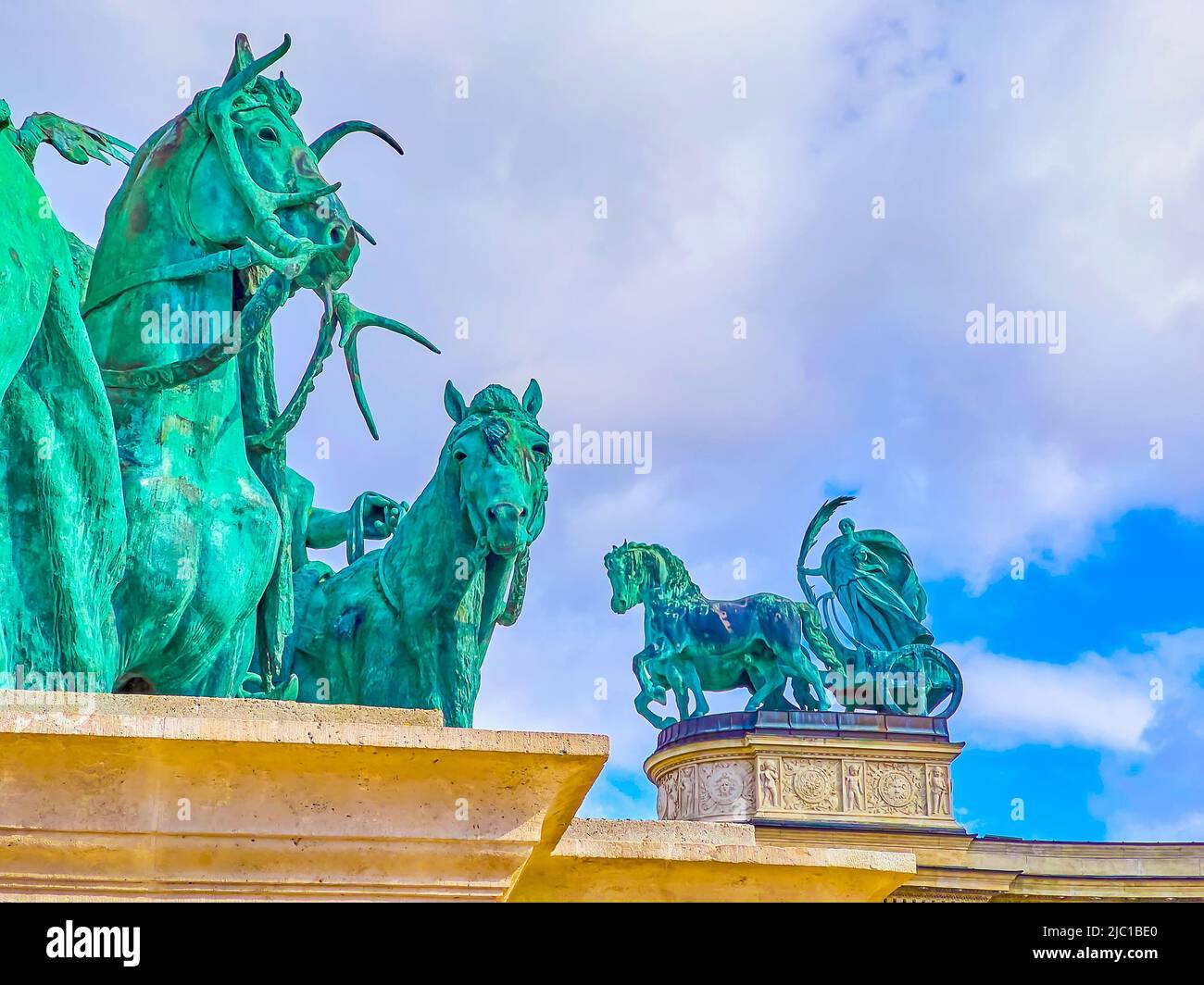 I cavalli di bronzo del gruppo di sette leader di sculture del Millennium Monument Complex in Piazza degli Eroi a Budapest, Ungheria Foto Stock