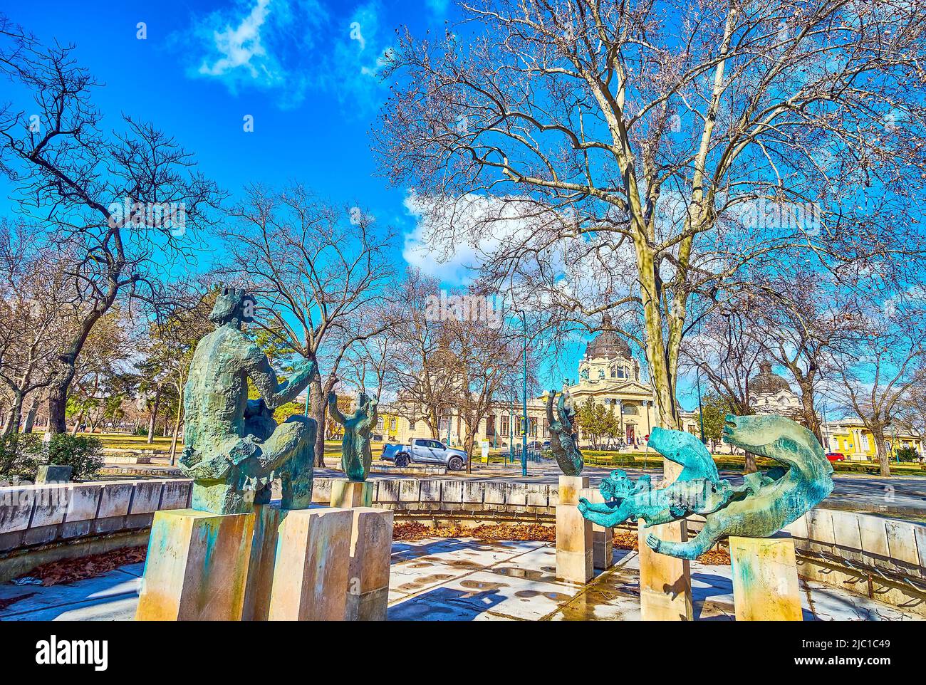 BUDAPEST, UNGHERIA - 23 FEBBRAIO 2022: La moderna Fontana della Sirenetta nel Parco cittadino con sculture in bronzo di un fauno e di sirene, il 23 febbraio a Budap Foto Stock