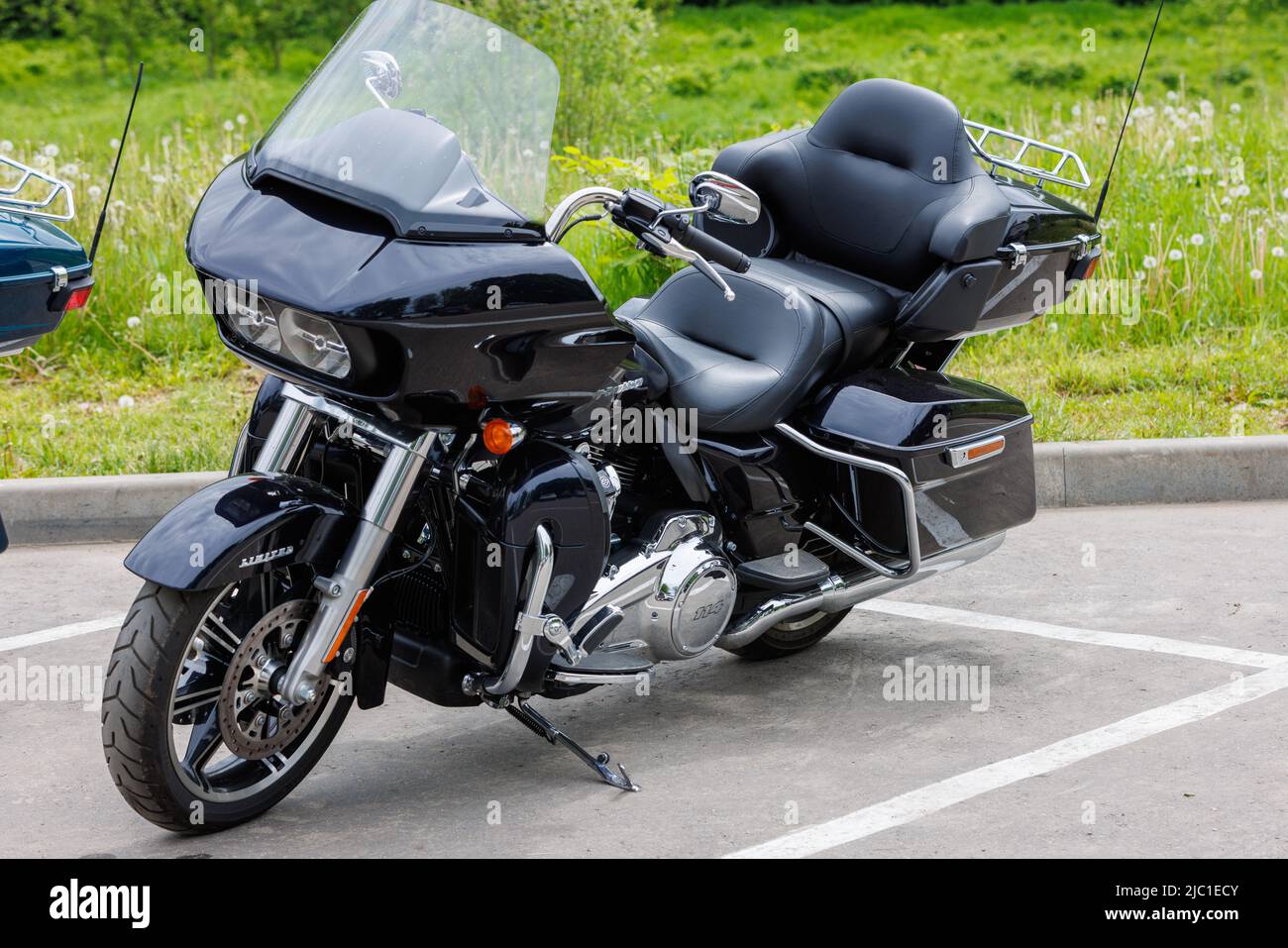 2022 Harley-Davidson Road Glide Limited Moto su parcheggio asfalto in primavera Foto Stock