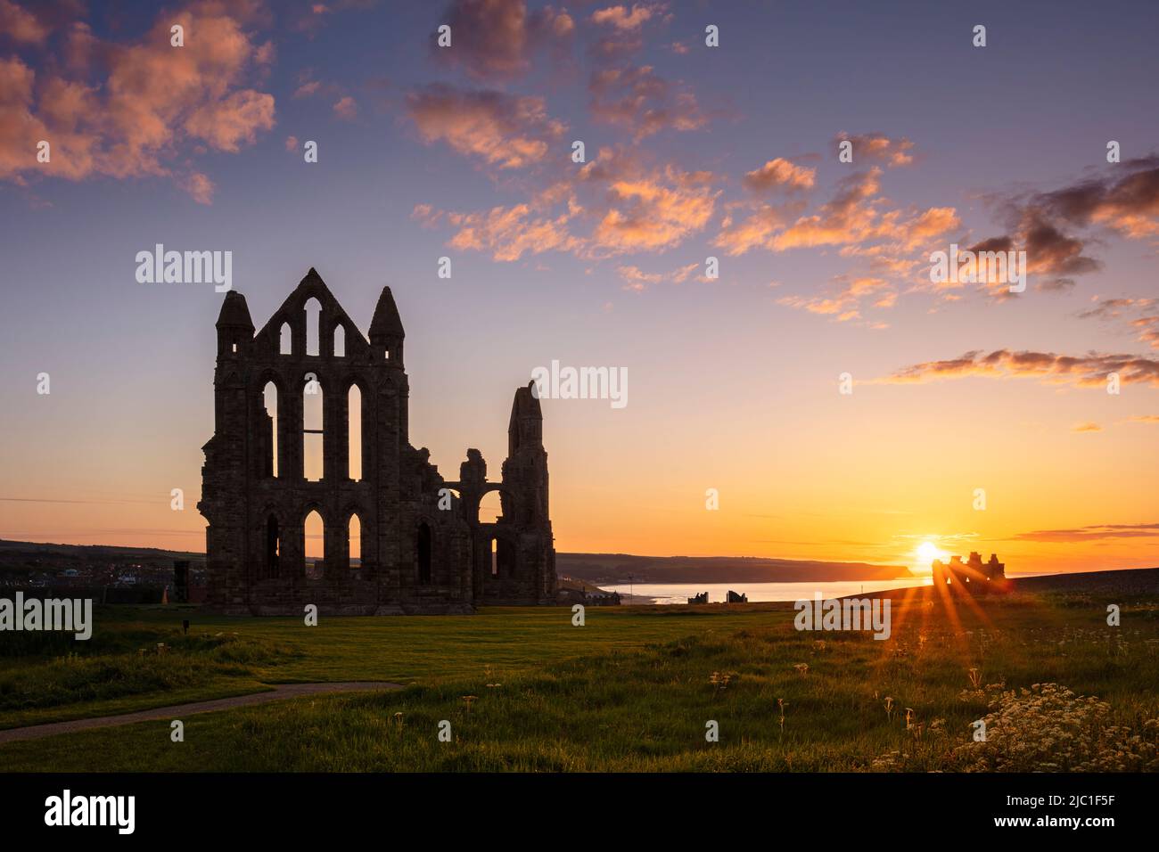 Tramonto Whitby Abbey al tramonto Whitby Yorkshire Whitby North Yorkshire Inghilterra Gran Bretagna GB Europa Foto Stock