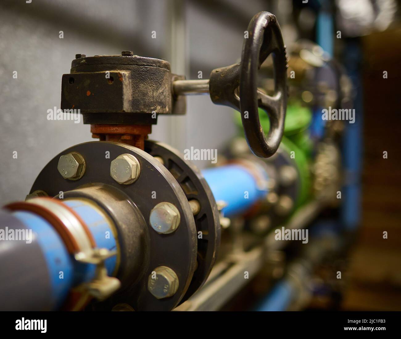 Tubazione dell'acqua in HDPE nel tunnel di accesso per la manutenzione con valvola di isolamento in ghisa. Foto Stock