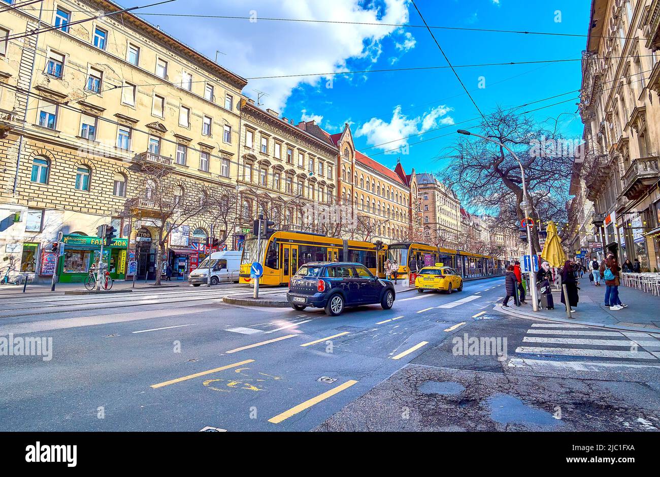 BUDAPEST, UNGHERIA - 23 FEBBRAIO 2022: La scena urbana su Grand Boulevard o Big Ring Road, una delle strade principali e più trafficate di Pest Side, ON Foto Stock