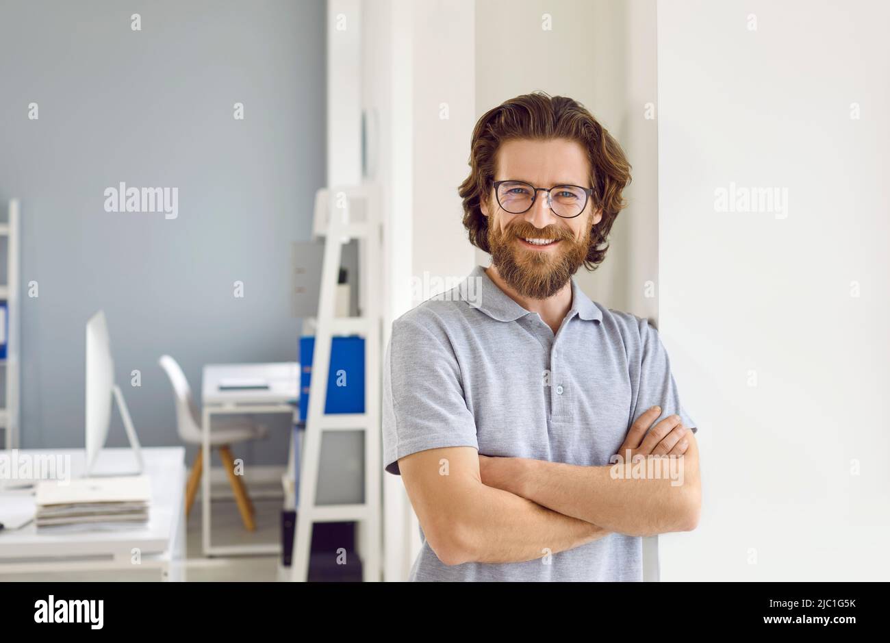 Ritratto in ufficio di successo, intelligente e allegro uomo d'affari, manager o imprenditore. Foto Stock