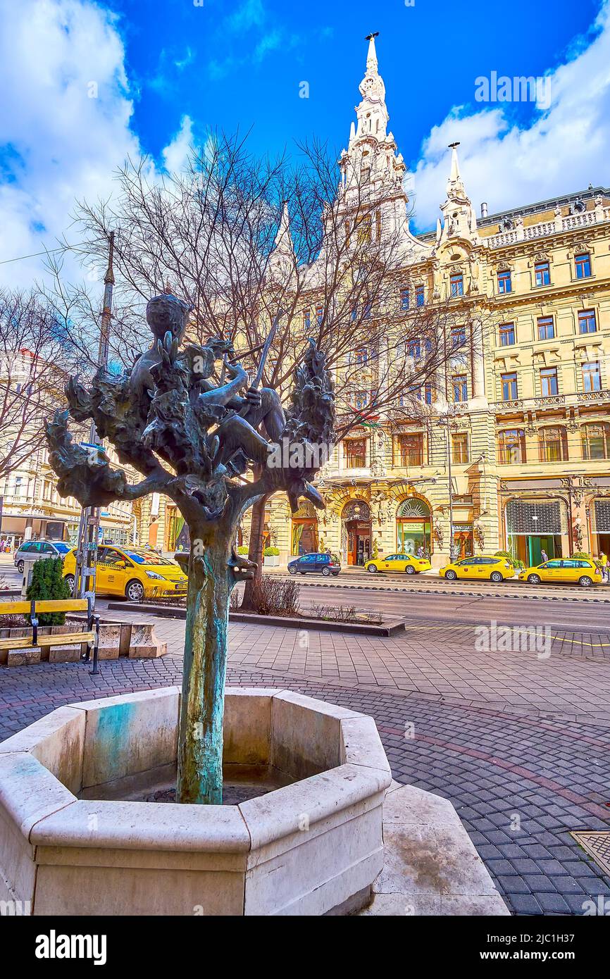 BUDAPEST, UNGHERIA - 23 FEBBRAIO 2022: La piccola fontana Faun di Laszlo Marton di fronte al Grand Boulevard, il 23 febbraio a Budapest, Ungheria Foto Stock