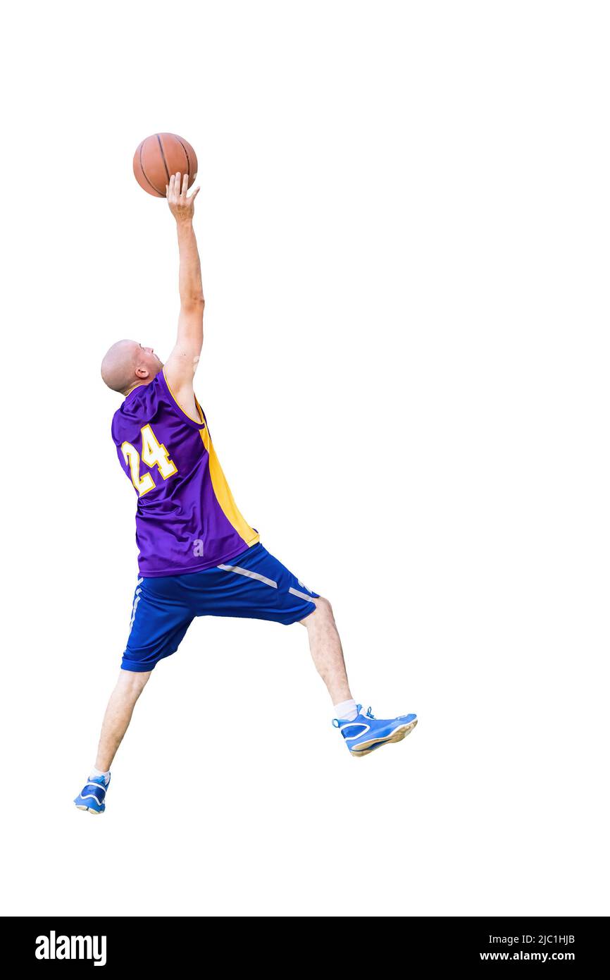 Un giovane giocatore di basket che spara un basket isolato su sfondo bianco con spazio per il testo Foto Stock