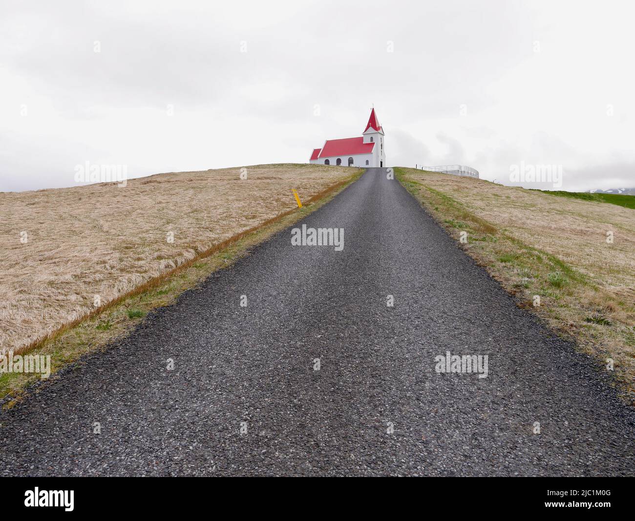 Vista panoramica di Ingjaldshoelskirkja nella penisola di Snaefelsnes, Islanda. Foto di alta qualità Foto Stock