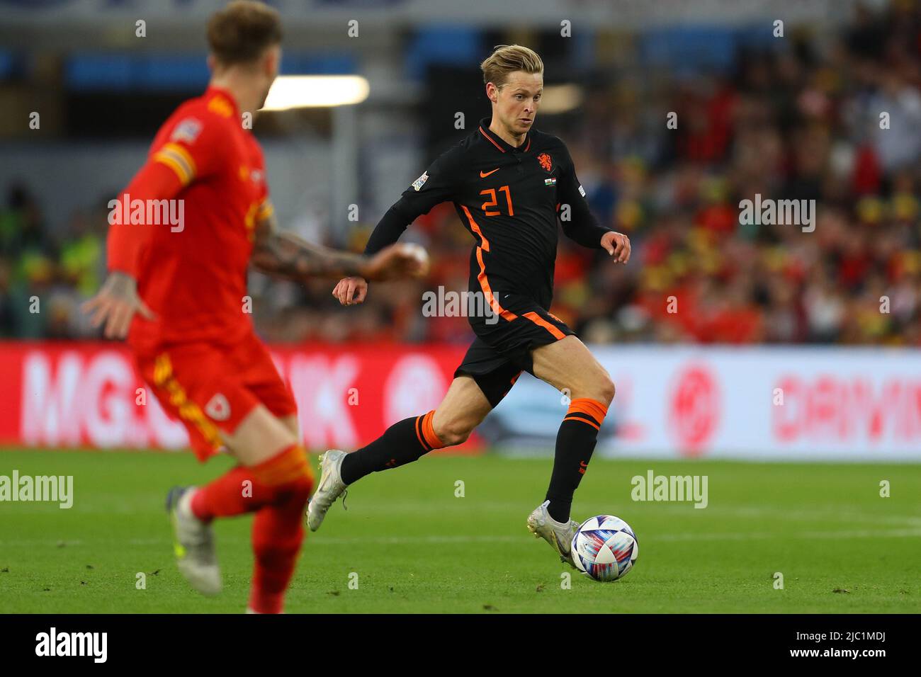 Cardiff, Regno Unito. 08th giugno 2022. Frenkie de Jong dei Paesi Bassi in azione. UEFA Nations League, partita di gruppo D, Galles contro Olanda allo stadio cittadino di Cardiff, Galles del Sud, mercoledì 8th giugno 2022. Solo per uso editoriale. pic by Andrew Orchard/Andrew Orchard SPORTS photography/Alamy Live News Credit: Andrew Orchard SPORTS photography/Alamy Live News Foto Stock