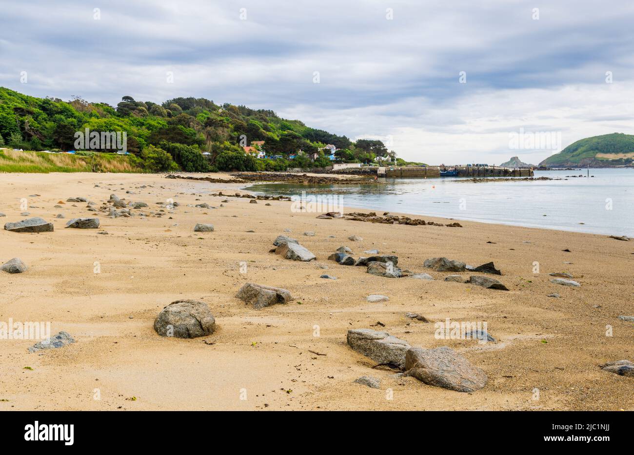 Fisherman's Beach guardando verso il porto e Jethou sulla costa di Herm, un'isola nel Bailiwick di Guernsey, Isole del canale, Regno Unito Foto Stock