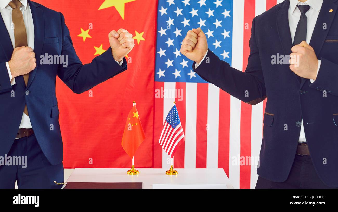 I politici americani e cinesi ondano i loro pugni come simbolo di lotta per il potere economico. Foto Stock