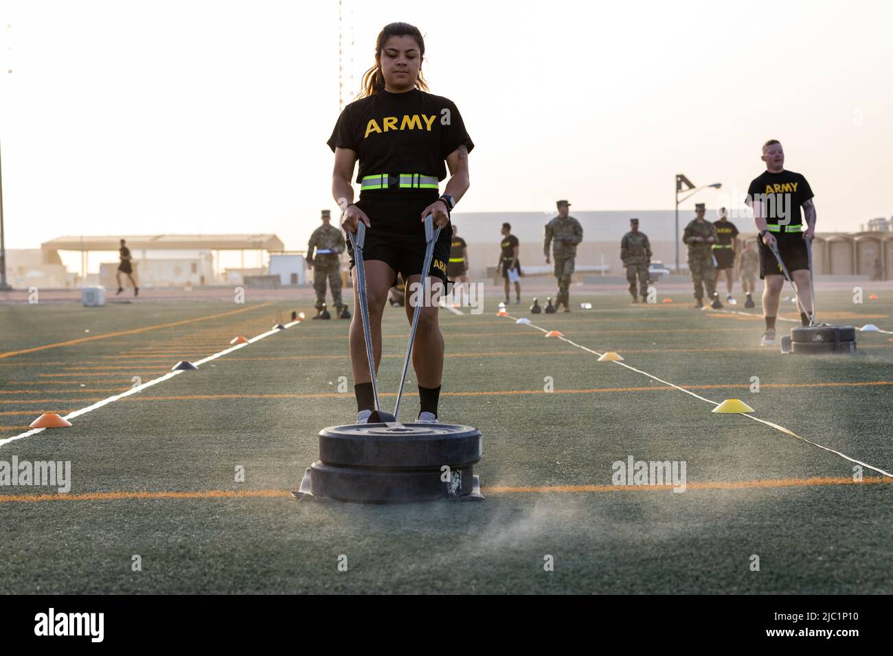 Una soldato femminile assegnato alla Brigata militare di intelligenza 513th conduce un test di idoneità di combattimento dell'esercito Foto Stock