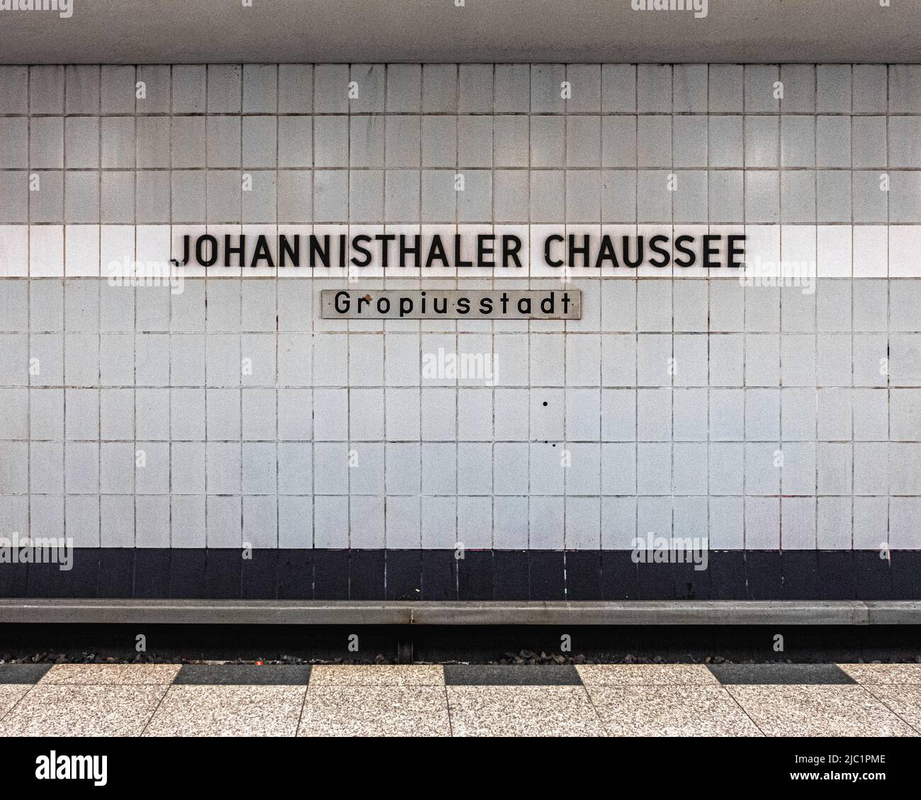 La stazione metropolitana U-Bahn Johannisthaler Chaussee, progettata dall'architetto Rainer G. Rümmler, serve la linea U7 a Berlino-Gropiusstadt, Foto Stock